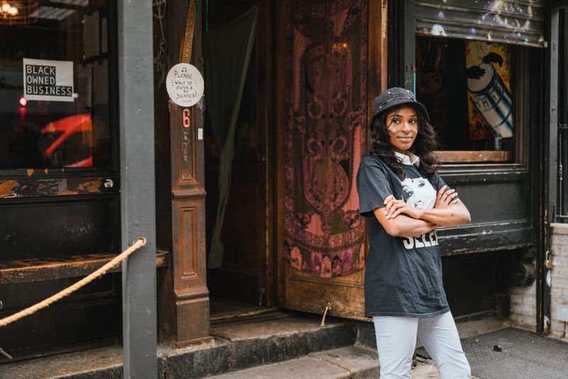Empreendedora em frente à sua loja